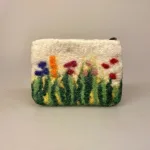 Pung i Filtet Uld - Blomstereng Naturhvid, hvid, natur, blomster, poetisk, vilde, grøftekant, nyttig, fin, kunsthåndværk, håndlavet, motiv, filtet, filt, uldfilt, uld, filtning, filtpung, kosmetikpung, organizer, organiser, i tasken, til mønter, til penge, yndig, feminin, fin, håndlavet, kunsthåndværk, håndarbejde, perler, perlebroderi, gave, gaveide, unika, biti, ribe, vadehavet, speciel, smuk, uldfilt, uld, filtning, filtpung, kosmetikpung, organizer, organiser, i tasken, til mønter, til penge, yndig, feminin, fin, håndlavet, kunsthåndværk, håndarbejde, perler, perlebroderi, gave, gaveide, unika, biti, ribe, vadehavet, speciel, smuk, FA3175G