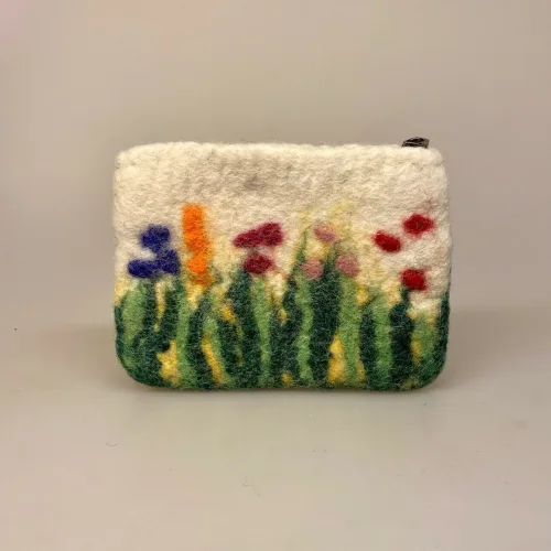 Pung i Filtet Uld - Blomstereng Naturhvid, hvid, natur, blomster, poetisk, vilde, grøftekant, nyttig, fin, kunsthåndværk, håndlavet, motiv, filtet, filt, uldfilt, uld, filtning, filtpung, kosmetikpung, organizer, organiser, i tasken, til mønter, til penge, yndig, feminin, fin, håndlavet, kunsthåndværk, håndarbejde, perler, perlebroderi, gave, gaveide, unika, biti, ribe, vadehavet, speciel, smuk, uldfilt, uld, filtning, filtpung, kosmetikpung, organizer, organiser, i tasken, til mønter, til penge, yndig, feminin, fin, håndlavet, kunsthåndværk, håndarbejde, perler, perlebroderi, gave, gaveide, unika, biti, ribe, vadehavet, speciel, smuk, FA3175G