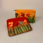 Pung i Filtet Uld - Blomstereng Orange, Pung i Filtet Uld - Blomstereng Rød, blomster, poetisk, vilde, grøftekant, nyttig, fin, kunsthåndværk, håndlavet, motiv, filtet, filt, uldfilt, uld, filtning, filtpung, kosmetikpung, organizer, organiser, i tasken, til mønter, til penge, yndig, feminin, fin, håndlavet, kunsthåndværk, håndarbejde, perler, perlebroderi, gave, gaveide, unika, biti, ribe, vadehavet, speciel, smuk,