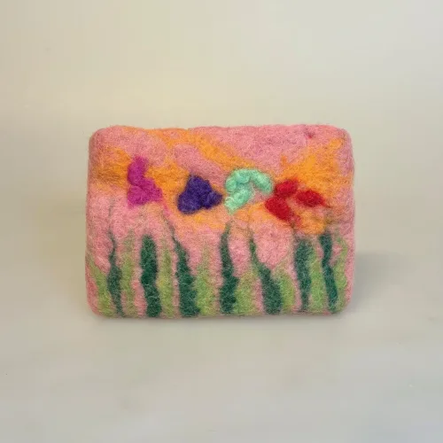 Pung i Filtet Uld - Blomstereng Rosa, lyserød, uldfilt, håndlavet, håndarbejde, uld, filtpung, blomster, blomstermotiv, fairtrade, pigepung, møntpung, pengepung, kosmetik, damepung, feminin, smuk, særlig, tudi billo, biti, ribe, fåreuld, vadehavet, gry sif, design, nepal, lækker, kvalitet, dansk, FA3175G