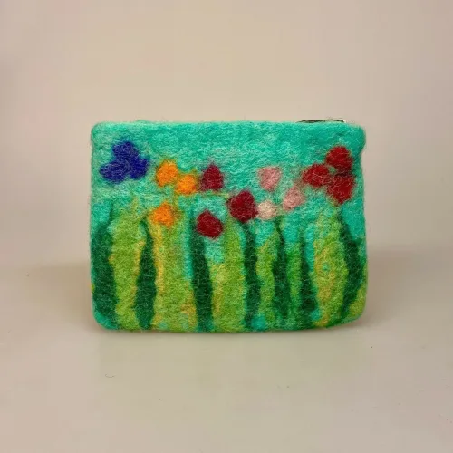 Pung i Filtet Uld - Blomstereng Turkis, aqua, blomster, poetisk, vilde, grøftekant, nyttig, fin, kunsthåndværk, håndlavet, motiv, filtet, filt, uldfilt, uld, filtning, filtpung, kosmetikpung, organizer, organiser, i tasken, til mønter, til penge, yndig, feminin, fin, håndlavet, kunsthåndværk, håndarbejde, perler, perlebroderi, gave, gaveide, unika, biti, ribe, vadehavet, speciel, smuk, vadehavet, gry sif, design, nepal, lækker, kvalitet, dansk, FA3175G