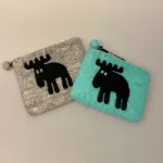 Pung i Filtet Uld - Turkis med Elg, elge, moz, elsdyr, filt, uldfilt, uld, filtning, filtpung, kosmetikpung, organizer, organiser, i tasken, til mønter, til penge, yndig, feminin, fin, håndlavet, kunsthåndværk, håndarbejde, perler, perlebroderi, gave, gaveide, unika, biti, ribe, vadehavet, speciel, smuk, grå,