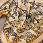 Silketørklæde Bandana Fauna, dyr, hunde, heste, fantasy, det gyldne kompas, brune, naturlige, diskrete, farver, elegant, fint, elegant, lille, firkantet, kvadratisk, silketørklæde, silkesatin, smart, biti, ribe