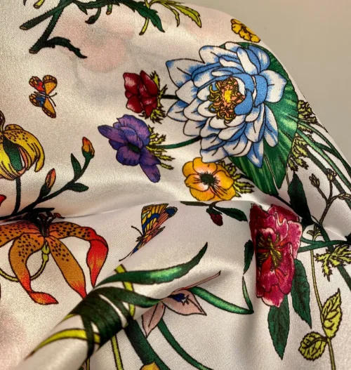 Silketørklæde Bandana Flora, blomster, sommerfugle, danske, lille, silke, ægte, ren, 100%, lille, kvadratisk, smart, firkantet, i halsen, bandana, bandeau, på taske, i håret, chic, paris, elegant, silketørklæde, gave, gaveide, biti, ribe, bio, diversitet, feminint, yndigt,