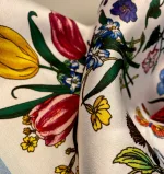 Silketørklæde Bandana Flora, blomster, sommerfugle, danske, lille, silke, ægte, ren, 100%, lille, kvadratisk, smart, firkantet, i halsen, bandana, bandeau, på taske, i håret, chic, paris, elegant, silketørklæde, gave, gaveide, biti, ribe, bio, diversitet, feminint, yndigt,
