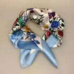 Silketørklæde Bandana Flora, blomster, sommerfugle, danske, lille, silke, ægte, ren, 100%, lille, kvadratisk, smart, firkantet, i halsen, bandana, bandeau, på taske, i håret, chic, paris, elegant, silketørklæde, gave, gaveide, biti, ribe, bio, diversitet, feminint, yndigt,