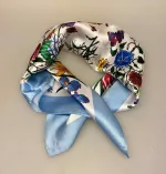 Silketørklæde Bandana Flora, blomster, sommerfugle, danske, lille, silke, ægte, ren, 100%, lille, kvadratisk, smart, firkantet, i halsen, bandana, bandeau, på taske, i håret, chic, paris, elegant, silketørklæde, gave, gaveide, biti, ribe, bio, diversitet, feminint, yndigt,