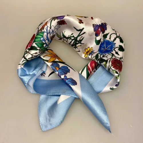 Silketørklæde Bandana Flora, blomster, sommerfugle, danske, lille, silke, ægte, ren, 100%, lille, kvadratisk, smart, firkantet, i halsen, bandana, bandeau, på taske, i håret, chic, paris, elegant, silketørklæde, gave, gaveide, biti, ribe, bio, diversitet, feminint, yndigt,