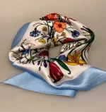 Silketørklæde Bandana Flora, blomster, sommerfugle, danske, lille, silke, ægte, ren, 100%, lille, kvadratisk, smart, firkantet, i halsen, bandana, bandeau, på taske, i håret, chic, paris, elegant, silketørklæde, gave, gaveide, biti, ribe, bio, diversitet, feminint, yndigt,