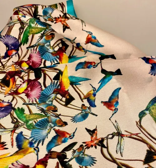 Silketørklæde Bandana Kolibri, kolibrier, honey suckle, fugle, guldsmede, libelle, birds, ornitolog, eksotisk, regnbue, alle farver, kulørt, muntert, lille, silke, ægte, ren, 100%, lille, kvadratisk, smart, firkantet, i halsen, bandana, bandeau, på taske, i håret, chic, paris, elegant, silketørklæde, gave, gaveide, biti, ribe, bio, diversitet, feminint, yndigt,