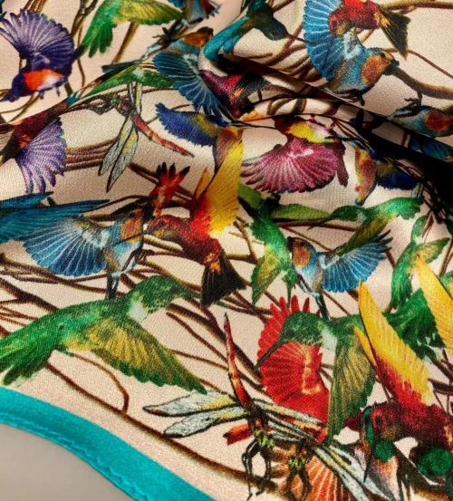 Silketørklæde Bandana Kolibri, kolibrier, honey suckle, fugle, guldsmede, libelle, birds, ornitolog, eksotisk, regnbue, alle farver, kulørt, muntert, lille, silke, ægte, ren, 100%, lille, kvadratisk, smart, firkantet, i halsen, bandana, bandeau, på taske, i håret, chic, paris, elegant, silketørklæde, gave, gaveide, biti, ribe, bio, diversitet, feminint, yndigt,
