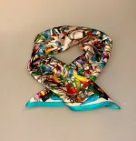 Silketørklæde Bandana Kolibri, kolibrier, honey suckle, fugle, guldsmede, libelle, birds, ornitolog, eksotisk, regnbue, alle farver, kulørt, muntert, lille, silke, ægte, ren, 100%, lille, kvadratisk, smart, firkantet, i halsen, bandana, bandeau, på taske, i håret, chic, paris, elegant, silketørklæde, gave, gaveide, biti, ribe, bio, diversitet, feminint, yndigt,