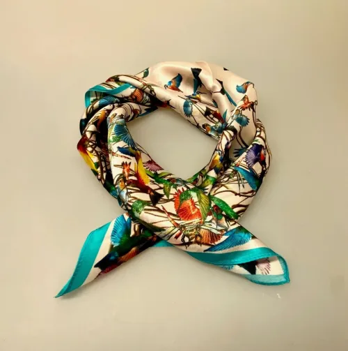 Silketørklæde Bandana Kolibri, kolibrier, honey suckle, fugle, guldsmede, libelle, birds, ornitolog, eksotisk, regnbue, alle farver, kulørt, muntert, lille, silke, ægte, ren, 100%, lille, kvadratisk, smart, firkantet, i halsen, bandana, bandeau, på taske, i håret, chic, paris, elegant, silketørklæde, gave, gaveide, biti, ribe, bio, diversitet, feminint, yndigt,