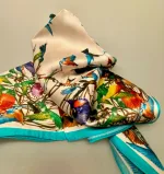 Silketørklæde Bandana Kolibri, kolibrier, honey suckle, fugle, guldsmede, libelle, birds, ornitolog, eksotisk, regnbue, alle farver, kulørt, muntert, lille, silke, ægte, ren, 100%, lille, kvadratisk, smart, firkantet, i halsen, bandana, bandeau, på taske, i håret, chic, paris, elegant, silketørklæde, gave, gaveide, biti, ribe, bio, diversitet, feminint, yndigt,