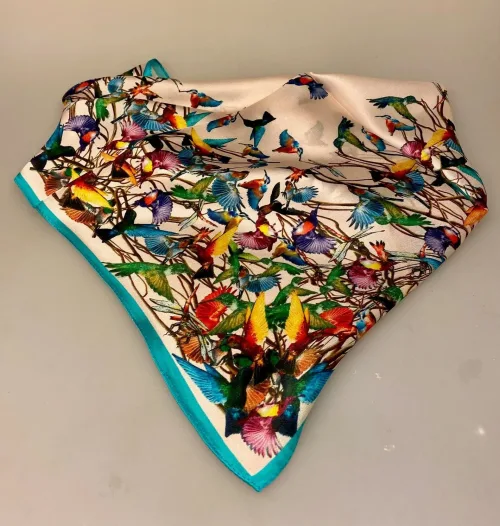Silketørklæde Bandana Kolibri, kolibrier, honey suckle, fugle, guldsmede, libelle, birds, ornitolog, eksotisk, regnbue, alle farver, kulørt, muntert, lille, silke, ægte, ren, 100%, lille, kvadratisk, smart, firkantet, i halsen, bandana, bandeau, på taske, i håret, chic, paris, elegant, silketørklæde, gave, gaveide, biti, ribe, bio, diversitet, feminint, yndigt,