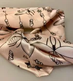 Silketørklæde Bandana Rosa med Bier og Stjerner, lyserød, pudder, nude, bier, tegneserie, tatoo, stjerner, sjovt, humoristisk, Gucci, stiligt, hvidt, lyst, bier, honningbi, bi, Silketørklæde Bandana , lille, halsen, tørklæde, silke, eksklusiv, silkesatin, blank, lækker, luksus, gucci, saint laurent, ysl, louis vuitton, mærkevarer, luksus brands, elegant, stiligt, klassisk, billigt, tilbud, kvalitet, high end, biti, ribe, smart, til unge, til damer, lady, prinsesse diana, stil ikon, moderne, cool, gaveide, bandana, i halsen, om halsen, hårtørklæde, hårpynt, tørklæde til håret, til taske, taskepynt, biti, ribe, vadehavet, nationalpark domkirke, bandeau, lv