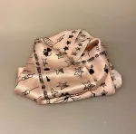 Silketørklæde Bandana Rosa med Bier og Stjerner, lyserød, pudder, nude, bier, tegneserie, tatoo, stjerner, sjovt, humoristisk, Gucci, stiligt, hvidt, lyst, bier, honningbi, bi, Silketørklæde Bandana , lille, halsen, tørklæde, silke, eksklusiv, silkesatin, blank, lækker, luksus, gucci, saint laurent, ysl, louis vuitton, mærkevarer, luksus brands, elegant, stiligt, klassisk, billigt, tilbud, kvalitet, high end, biti, ribe, smart, til unge, til damer, lady, prinsesse diana, stil ikon, moderne, cool, gaveide, bandana, i halsen, om halsen, hårtørklæde, hårpynt, tørklæde til håret, til taske, taskepynt, biti, ribe, vadehavet, nationalpark domkirke, bandeau, lv