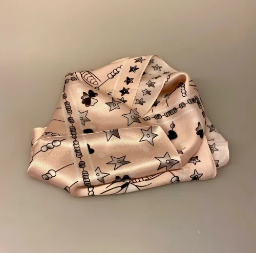 Silketørklæde Bandana Rosa med Bier og Stjerner, lyserød, pudder, nude, bier, tegneserie, tatoo, stjerner, sjovt, humoristisk, Gucci, stiligt, hvidt, lyst, bier, honningbi, bi, Silketørklæde Bandana , lille, halsen, tørklæde, silke, eksklusiv, silkesatin, blank, lækker, luksus, gucci, saint laurent, ysl, louis vuitton, mærkevarer, luksus brands, elegant, stiligt, klassisk, billigt, tilbud, kvalitet, high end, biti, ribe, smart, til unge, til damer, lady, prinsesse diana, stil ikon, moderne, cool, gaveide, bandana, i halsen, om halsen, hårtørklæde, hårpynt, tørklæde til håret, til taske, taskepynt, biti, ribe, vadehavet, nationalpark domkirke, bandeau, lv