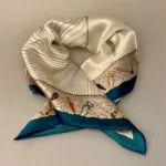 Silketørklæde Bandana med Art Beige Petrol, blåt, petroleumsblå, værktøj, håndværker, redskaber, kunsthåndværk, lyst, fint, smart, olivengrøn, elegant, enkelt, stilfuldt, silkesatin, luksus, lækkert, lille, kvadratisk, tørklæde, silketørklæde, bandana, silkebandana, nicky, tuch, ren silke, fed silke, smart, elegant, cool, lady, ladylike, stiligt, stilikon, i halsen, charmeklud, taske, tasketørklæde, bandoliere, hårtørklæde, til håret, i håret, om håret, bondepige, adel, nobelt, chique, chic, chanel, sort hvidt, lyst og mørkt, yin og yang, biti, ribe, gaveide, gave, eksklusiv, det gyldne snit