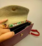 Unika Taske i Læder - Beth Rød Lyng, Unika Taske i læder - flerfarvet Lilla Bordeux, Unika Taske , Unika Taske i læder, taske, skind, læder, skindtaske, ægte læder, ægte skind, lædertaske, spansk, design, smart, unika, unikt, one of a kind, recykling, upcykling, upcycled, recycled, sustainable, bæredygtigt, naturligt, vegetabilsk, garvet, håndlavet, kunsthåndværk, læderarbejde, specielt, flot, lækkert, kvalitet, biti, ribe, domkirken, marsken, vadehavet