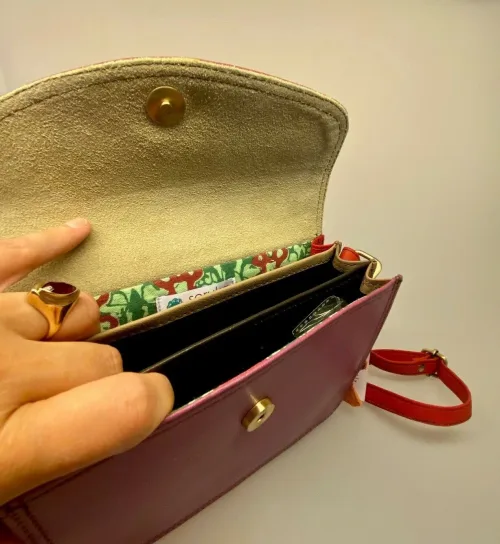 Unika Taske i Læder - Beth Rød Lyng, Unika Taske i læder - flerfarvet Lilla Bordeux, Unika Taske , Unika Taske i læder, taske, skind, læder, skindtaske, ægte læder, ægte skind, lædertaske, spansk, design, smart, unika, unikt, one of a kind, recykling, upcykling, upcycled, recycled, sustainable, bæredygtigt, naturligt, vegetabilsk, garvet, håndlavet, kunsthåndværk, læderarbejde, specielt, flot, lækkert, kvalitet, biti, ribe, domkirken, marsken, vadehavet