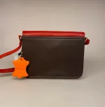 Unika Taske i Læder - Beth Rød Lyng, Unika Taske i læder - flerfarvet Lilla Bordeux, Unika Taske , Unika Taske i læder, taske, skind, læder, skindtaske, ægte læder, ægte skind, lædertaske, spansk, design, smart, unika, unikt, one of a kind, recykling, upcykling, upcycled, recycled, sustainable, bæredygtigt, naturligt, vegetabilsk, garvet, håndlavet, kunsthåndværk, læderarbejde, specielt, flot, lækkert, kvalitet, biti, ribe, domkirken, marsken, vadehavet