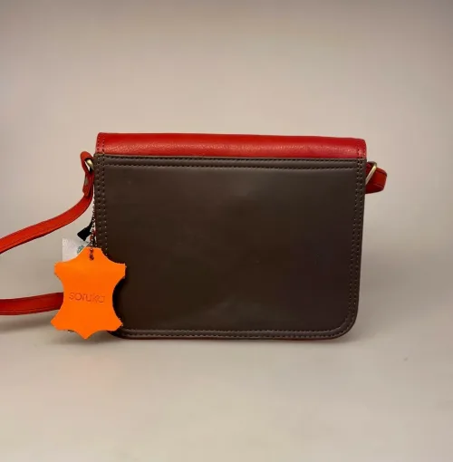 Unika Taske i Læder - Beth Rød Lyng, Unika Taske i læder - flerfarvet Lilla Bordeux, Unika Taske , Unika Taske i læder, taske, skind, læder, skindtaske, ægte læder, ægte skind, lædertaske, spansk, design, smart, unika, unikt, one of a kind, recykling, upcykling, upcycled, recycled, sustainable, bæredygtigt, naturligt, vegetabilsk, garvet, håndlavet, kunsthåndværk, læderarbejde, specielt, flot, lækkert, kvalitet, biti, ribe, domkirken, marsken, vadehavet