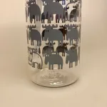 Vandflaske - Elge Grå, vandflaske, plastflaske, drikkeflaske, drikkedunk, fitness, sport, sportsdunk, sportsflaske, saftevandsdunk, smart, skoletasken, skole, fritid, job,arbejde, gave, gaveide, elge, elg, elgmotiv, med elge, sort, flot, stilig, sjov, speciel, sverige, svensk, moz, biti, ribe, håndbold, cool, lækker, smart, sugerør, drikkepause,