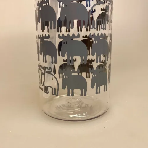 Vandflaske - Elge Grå, vandflaske, plastflaske, drikkeflaske, drikkedunk, fitness, sport, sportsdunk, sportsflaske, saftevandsdunk, smart, skoletasken, skole, fritid, job,arbejde, gave, gaveide, elge, elg, elgmotiv, med elge, sort, flot, stilig, sjov, speciel, sverige, svensk, moz, biti, ribe, håndbold, cool, lækker, smart, sugerør, drikkepause,