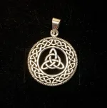 Vikingevedhæng i Sølv - Rundt med Triskele i Fletværk, evighedsflet, triscal, trekant, cirkel, fletværk, magiske, tre, tallet, flot, sirlig, delikat, symbolsk, magisk, amulet, smykke, sterling, sølv, ægte, original, vikinger, museumssmykke, fund, kopi, udgravninger, vikingetiden, keltisk, fletværk, evigheden, biti, ribe, borrestil