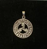 Vikingevedhæng i Sølv - Rundt med Triskele og Runer, triscal, tre flige, magisk tal tre, keltisk, symbol, amulet, magisk, rund, flot, gedigen, kraftig, kvalitet, ægte, kopi, fund, runer, runeskrift, runeamulet, vedhæng, sterlig, sølv, massiv, vikingesmykker, vikinger, smukke, museumssmykke, biti, ribe, beskytter,