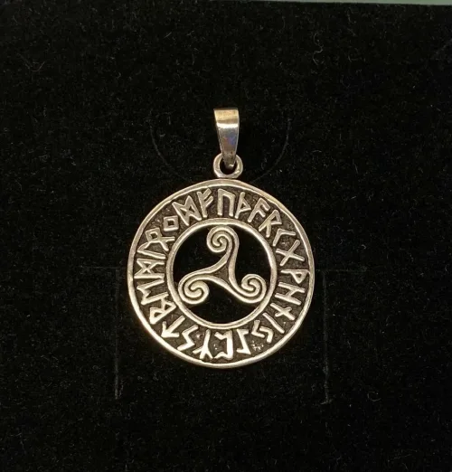 Vikingevedhæng i Sølv - Rundt med Triskele og Runer, triscal, tre flige, magisk tal tre, keltisk, symbol, amulet, magisk, rund, flot, gedigen, kraftig, kvalitet, ægte, kopi, fund, runer, runeskrift, runeamulet, vedhæng, sterlig, sølv, massiv, vikingesmykker, vikinger, smukke, museumssmykke, biti, ribe, beskytter,