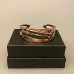 Armbånd Bronze med Fugle, bronzearmring, bronzearmbånd, armring, armbånd, middelalder, vikingesmykker, gyldent, kobber, kobberarmbånd, mod gigt, kærlighedsfugle, storke, svaner, traner, kys, kyssende, tranedans, kærlighedssymbol, bryllup, forlovelse, morgengave, smukt, symbolik, svanearmbånd, dansk, nationalfugl, fugle, smykker, smykke, biti, ribe
