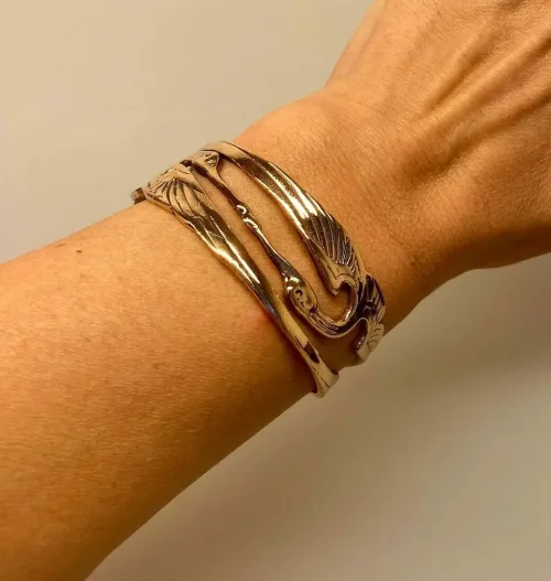 Armbånd Bronze med Fugle, bronzearmring, bronzearmbånd, armring, armbånd, middelalder, vikingesmykker, gyldent, kobber, kobberarmbånd, mod gigt, kærlighedsfugle, storke, svaner, traner, kys, kyssende, tranedans, kærlighedssymbol, bryllup, forlovelse, morgengave, smukt, symbolik, svanearmbånd, dansk, nationalfugl, fugle, smykker, smykke, biti, ribe