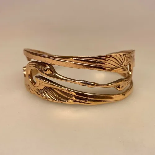 Armbånd Bronze med Fugle, bronzearmring, bronzearmbånd, armring, armbånd, middelalder, vikingesmykker, gyldent, kobber, kobberarmbånd, mod gigt, kærlighedsfugle, storke, svaner, traner, kys, kyssende, tranedans, kærlighedssymbol, bryllup, forlovelse, morgengave, smukt, symbolik, svanearmbånd, dansk, nationalfugl, fugle, smykker, smykke, biti, ribe