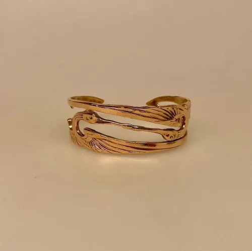 Armbånd Bronze med Fugle, bronzearmring, bronzearmbånd, armring, armbånd, middelalder, vikingesmykker, gyldent, kobber, kobberarmbånd, mod gigt, kærlighedsfugle, storke, svaner, traner, kys, kyssende, tranedans, kærlighedssymbol, bryllup, forlovelse, morgengave, smukt, symbolik, svanearmbånd, dansk, nationalfugl, fugle, smykker, smykke, biti, ribe