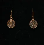 Bronze Ørehængere - Sheela, hængeøreringe, sheila, irland, irsk, middelalder, symbol, gudinde, frugtbarhed, frugtbarhedssymbol, fertilitet, fødsel, amulet, frugtbarhed, lyst, frigørelse, kvinde, nøgen, kraft, styrke, øreringe, museumssmykker, biti, ribe, døbefond, gelsted,