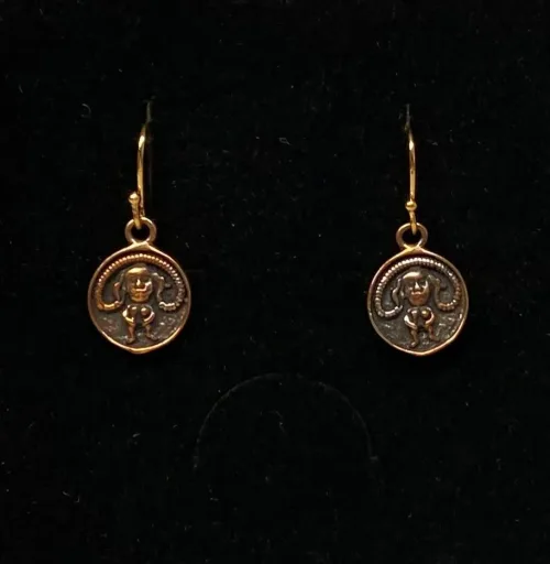 Bronze Ørehængere - Sheela, hængeøreringe, sheila, irland, irsk, middelalder, symbol, gudinde, frugtbarhed, frugtbarhedssymbol, fertilitet, fødsel, amulet, frugtbarhed, lyst, frigørelse, kvinde, nøgen, kraft, styrke, øreringe, museumssmykker, biti, ribe, døbefond, gelsted,