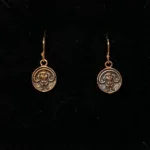 Bronze Ørehængere - Sheela, hængeøreringe, sheila, irland, irsk, middelalder, symbol, gudinde, frugtbarhed, frugtbarhedssymbol, fertilitet, fødsel, amulet, frugtbarhed, lyst, frigørelse, kvinde, nøgen, kraft, styrke, øreringe, museumssmykker, biti, ribe, døbefond, gelsted,