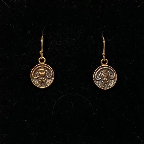 Bronze Ørehængere - Sheela, hængeøreringe, sheila, irland, irsk, middelalder, symbol, gudinde, frugtbarhed, frugtbarhedssymbol, fertilitet, fødsel, amulet, frugtbarhed, lyst, frigørelse, kvinde, nøgen, kraft, styrke, øreringe, museumssmykker, biti, ribe, døbefond, gelsted,