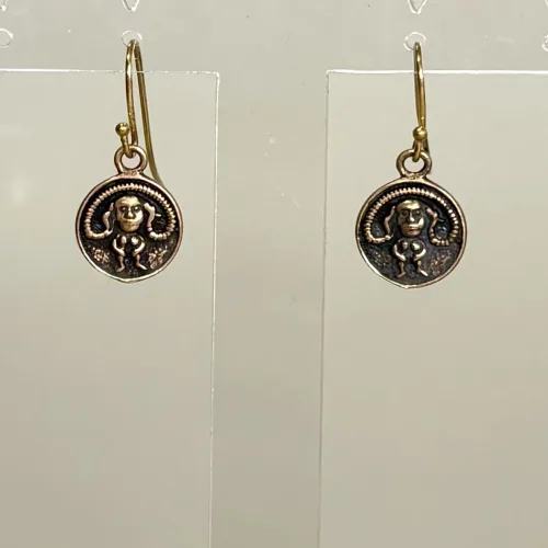 Bronze Ørehængere - Sheela, hængeøreringe, sheila, irland, irsk, middelalder, symbol, gudinde, frugtbarhed, frugtbarhedssymbol, fertilitet, fødsel, amulet, frugtbarhed, lyst, frigørelse, kvinde, nøgen, kraft, styrke, øreringe, museumssmykker, biti, ribe, døbefond, gelsted, kvindekamp, kvindesymbol, girlpower
