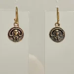 Bronze Ørehængere - Sheela, hængeøreringe, sheila, irland, irsk, middelalder, symbol, gudinde, frugtbarhed, frugtbarhedssymbol, fertilitet, fødsel, amulet, frugtbarhed, lyst, frigørelse, kvinde, nøgen, kraft, styrke, øreringe, museumssmykker, biti, ribe, døbefond, gelsted, kvindekamp, kvindesymbol, girlpower
