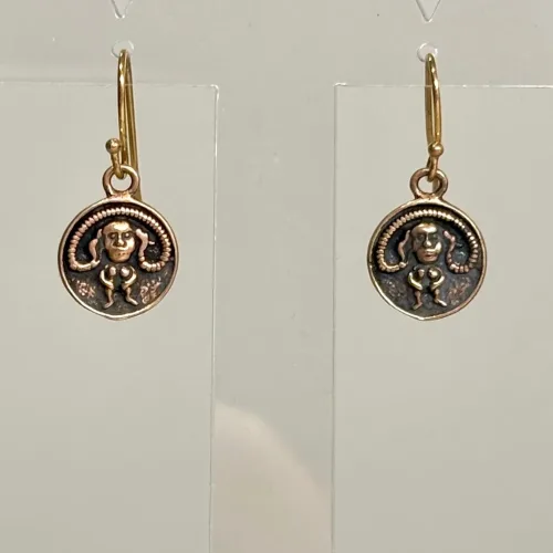 Bronze Ørehængere - Sheela, hængeøreringe, sheila, irland, irsk, middelalder, symbol, gudinde, frugtbarhed, frugtbarhedssymbol, fertilitet, fødsel, amulet, frugtbarhed, lyst, frigørelse, kvinde, nøgen, kraft, styrke, øreringe, museumssmykker, biti, ribe, døbefond, gelsted, kvindekamp, kvindesymbol, girlpower