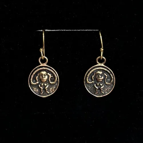 Bronze Ørehængere - Sheela, hængeøreringe, sheila, irland, irsk, middelalder, symbol, gudinde, frugtbarhed, frugtbarhedssymbol, fertilitet, fødsel, amulet, frugtbarhed, lyst, frigørelse, kvinde, nøgen, kraft, styrke, øreringe, museumssmykker, biti, ribe, døbefond, gelsted, kvindekamp, kvindesymbol, girlpower