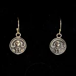 Bronze Ørehængere - Sheela, hængeøreringe, sheila, irland, irsk, middelalder, symbol, gudinde, frugtbarhed, frugtbarhedssymbol, fertilitet, fødsel, amulet, frugtbarhed, lyst, frigørelse, kvinde, nøgen, kraft, styrke, øreringe, museumssmykker, biti, ribe, døbefond, gelsted, kvindekamp, kvindesymbol, girlpower