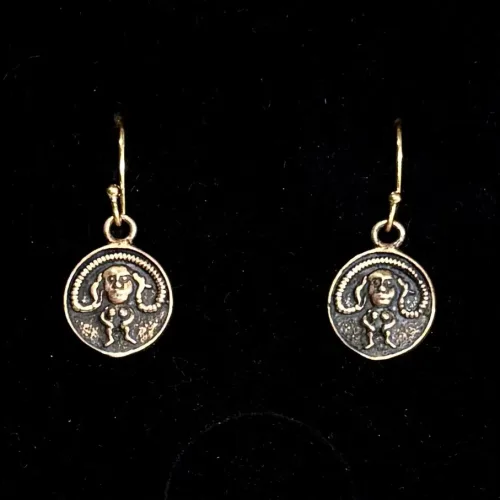 Bronze Ørehængere - Sheela, hængeøreringe, sheila, irland, irsk, middelalder, symbol, gudinde, frugtbarhed, frugtbarhedssymbol, fertilitet, fødsel, amulet, frugtbarhed, lyst, frigørelse, kvinde, nøgen, kraft, styrke, øreringe, museumssmykker, biti, ribe, døbefond, gelsted, kvindekamp, kvindesymbol, girlpower
