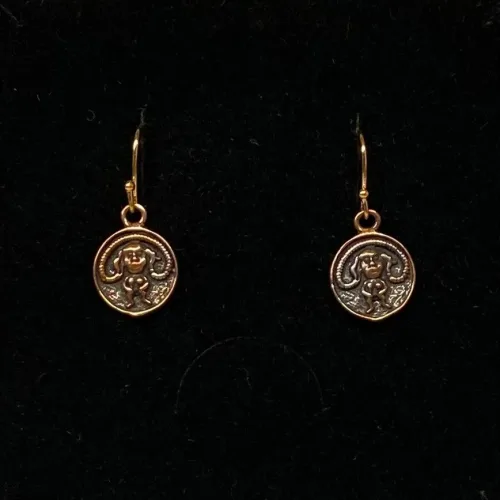 Bronze Ørehængere - Sheela, hængeøreringe, sheila, irland, irsk, middelalder, symbol, gudinde, frugtbarhed, frugtbarhedssymbol, fertilitet, fødsel, amulet, frugtbarhed, lyst, frigørelse, kvinde, nøgen, kraft, styrke, øreringe, museumssmykker, biti, ribe, døbefond, gelsted,