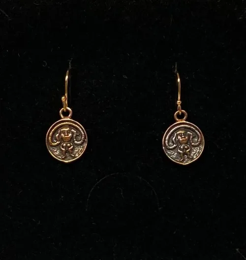 Bronze Ørehængere - Sheela, hængeøreringe, sheila, irland, irsk, middelalder, symbol, gudinde, frugtbarhed, frugtbarhedssymbol, fertilitet, fødsel, amulet, frugtbarhed, lyst, frigørelse, kvinde, nøgen, kraft, styrke, øreringe, museumssmykker, biti, ribe, døbefond, gelsted,