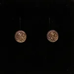 Bronze Ørestikkere - Sheela, sheila, irland, irsk, middelalder, symbol, gudinde, frugtbarhed, frugtbarhedssymbol, fertilitet, fødsel, amulet, frugtbarhed, lyst, frigørelse, kvinde, nøgen, kraft, styrke, øreringe, museumssmykker, biti, ribe, døbefond, gelsted,