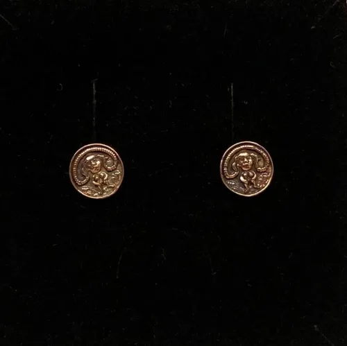 Bronze Ørestikkere - Sheela, sheila, irland, irsk, middelalder, symbol, gudinde, frugtbarhed, frugtbarhedssymbol, fertilitet, fødsel, amulet, frugtbarhed, lyst, frigørelse, kvinde, nøgen, kraft, styrke, øreringe, museumssmykker, biti, ribe, døbefond, gelsted,